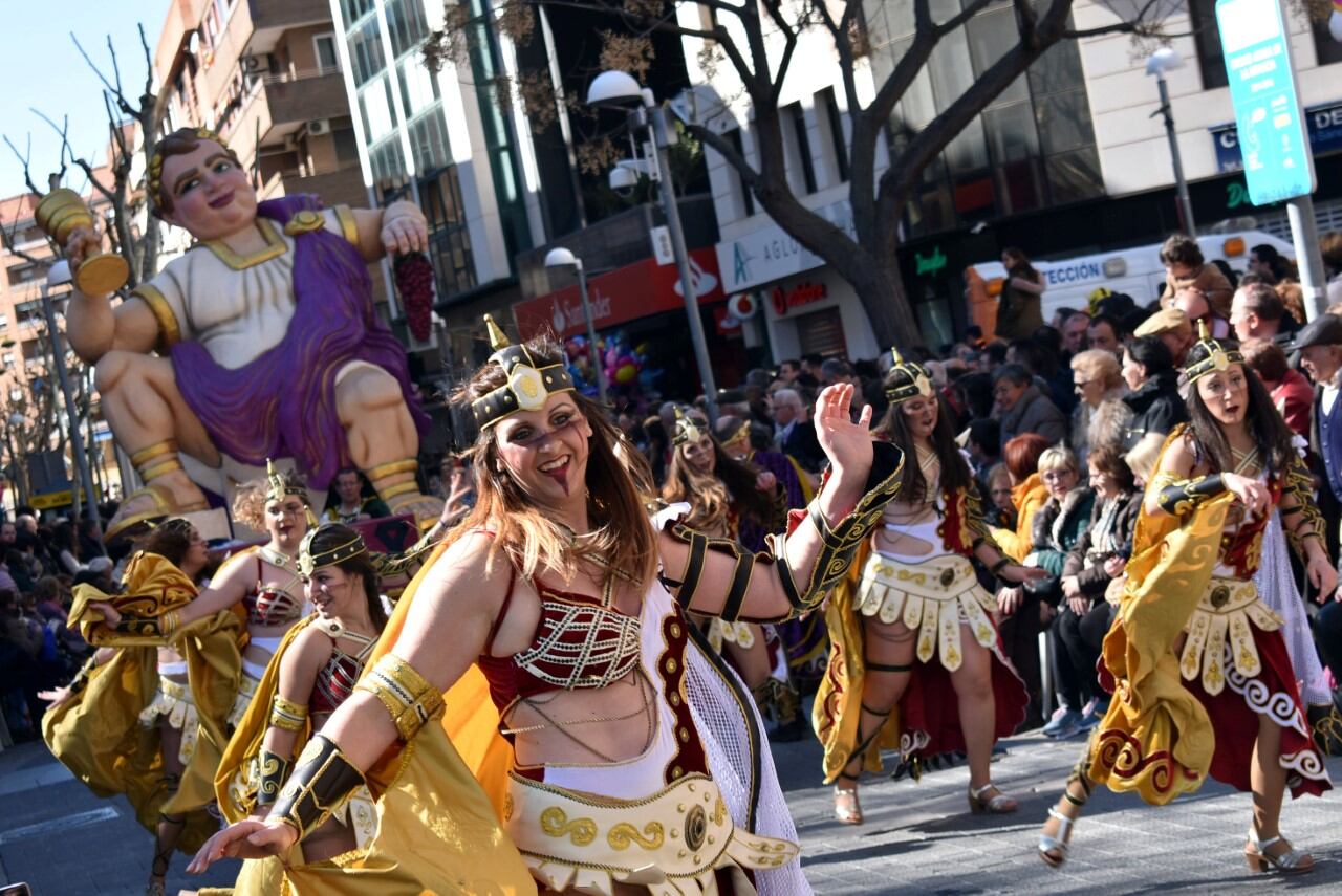 Peña desfilando en el desfile del domingo de piñata, declarado Fiesta de Interés Turístico Regional