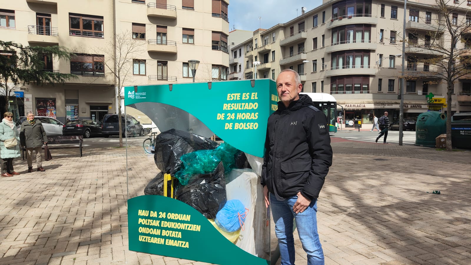 En la Plaza de la Cruz han colocado una urna de cristal en la Plaza de la Cruz que contiene los restos de bolseo que se recogen en 24 horas
