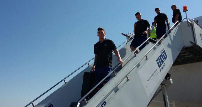 Messi desciende del avión tras el viaje a la sede de la Supercopa de Europa.