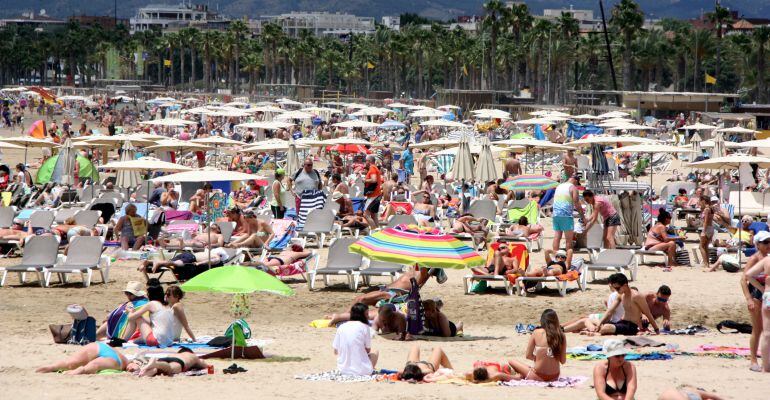 La Platja de Llevant de Salou durant l&#039;estiu. 