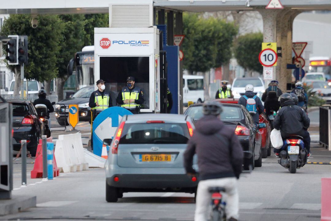 Vehículos pasan la frontera con Gibraltar desde la Línea de la Concepción