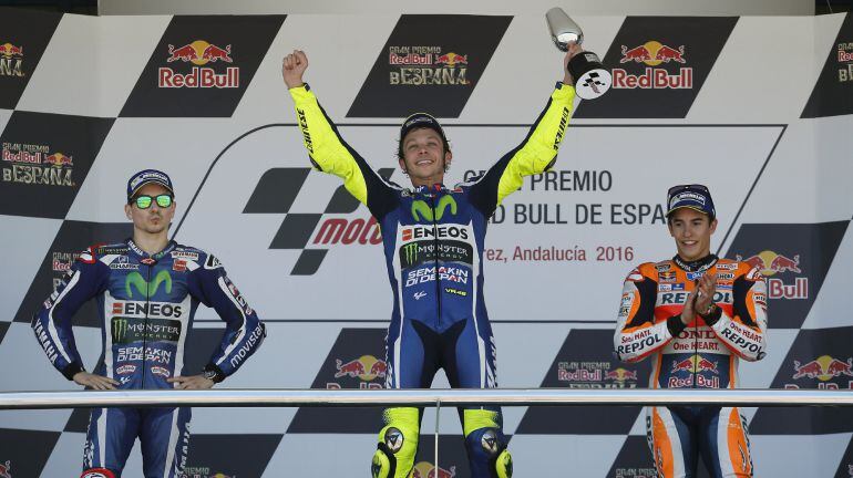 El piloto italiano de Moto GP Valentino Rossi junto a los españoles Jorge Lorenzo y Marc Márquez en el podio tras lograr la primera, segunda y tercera posición respectivamente.