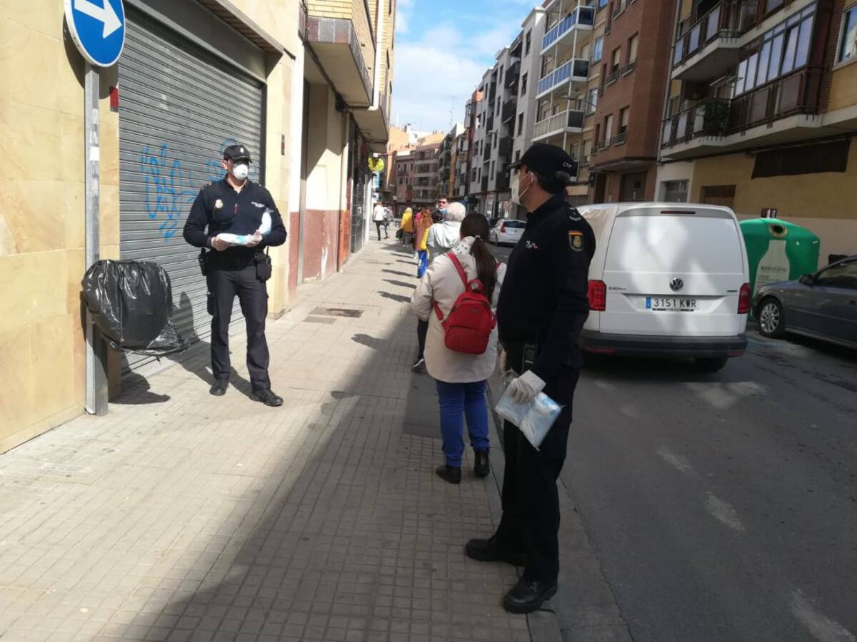El Ayuntamiento de Aranda reparte mascarillas