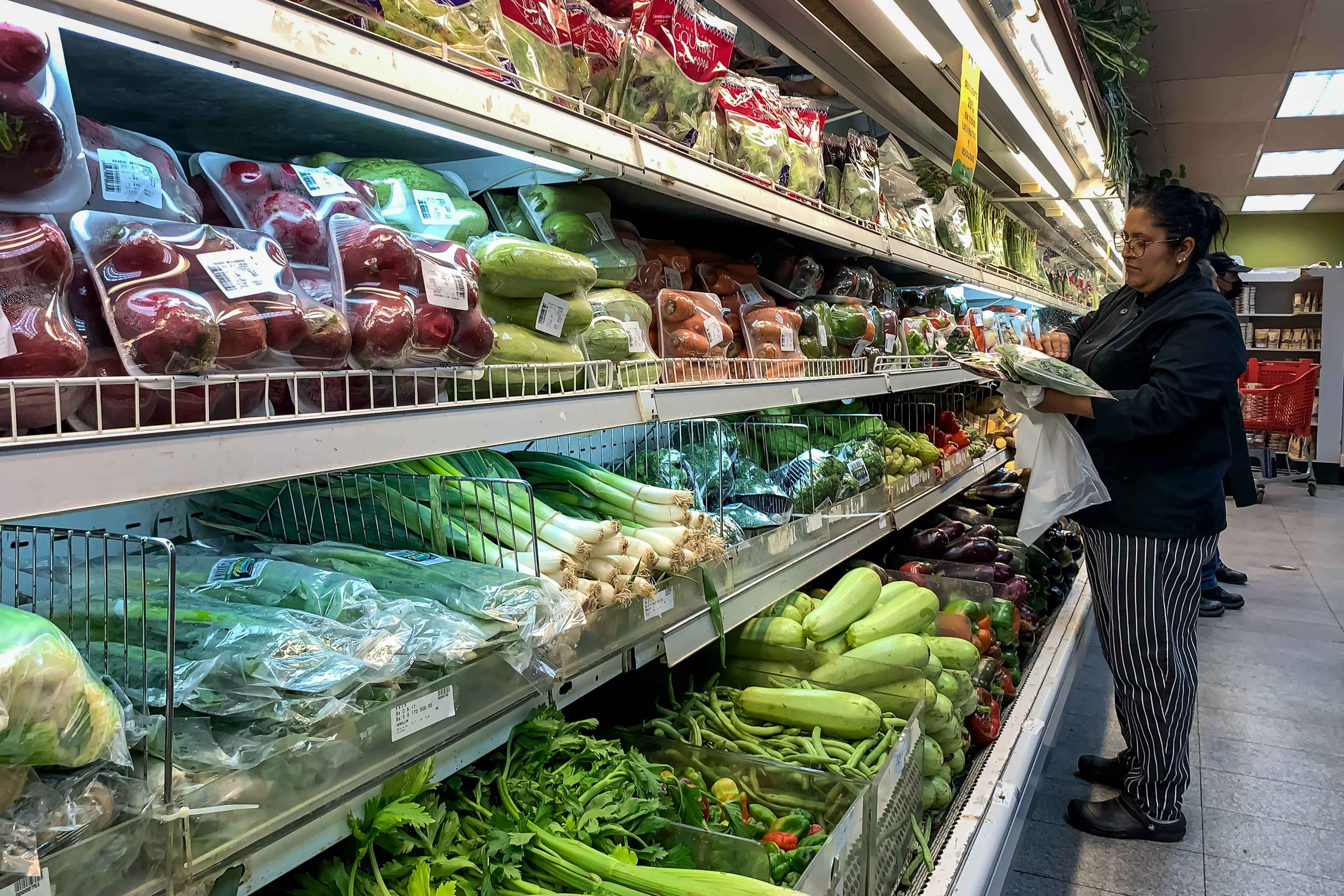 -FOTODELDÍA- AME3915. CARACAS (VENEZUELA), 03/09/2022.- Una mujer compra alimentos el 24 de agosto de 2022 en un supermercado, en Caracas (Venezuela). El salario mínimo en Venezuela, cuyo aumento del 1.757 % fue anunciado por el Gobierno hace este sábado medio año, ha perdido desde entonces cerca del 50 % de su valor, como resultado de la devaluación de la moneda local -el bolívar- frente al dólar, divisa de referencia para fijar los precios de bienes y servicios. EFE/ Miguel Gutierrez
