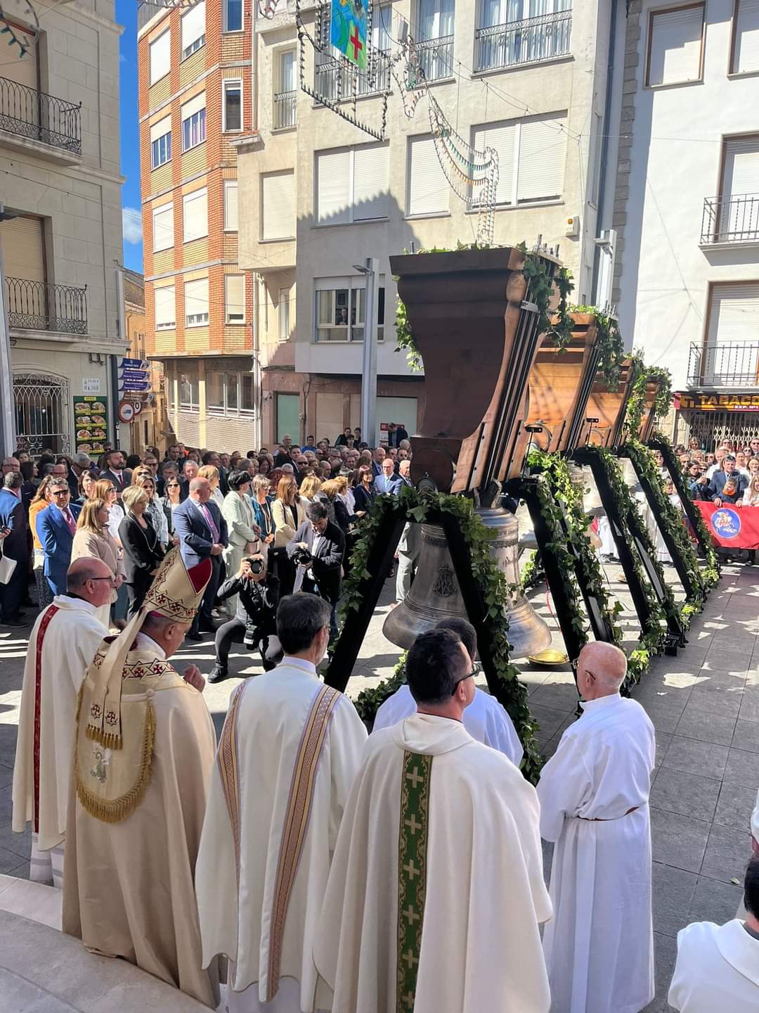 Momento del acto de bendición de las campanas