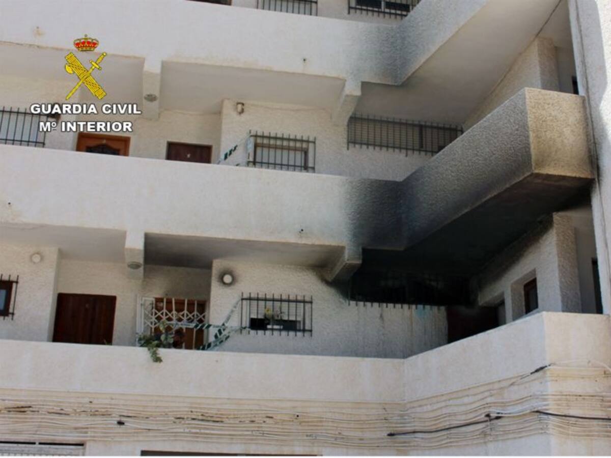 Prisión para un matrimonio por provocar tres incendios en 24 horas en un edificio de Águilas