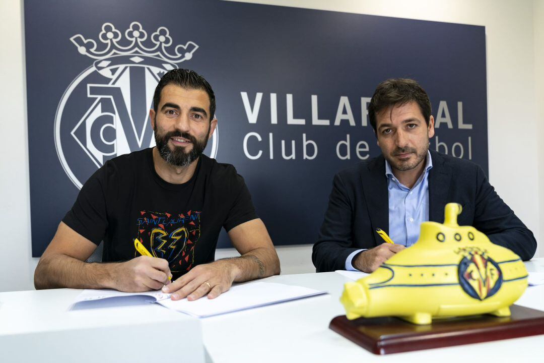 Raúl Albiol firma su nuevo contrato junto al consejero delegado del club, Fernando Roig Negueroles