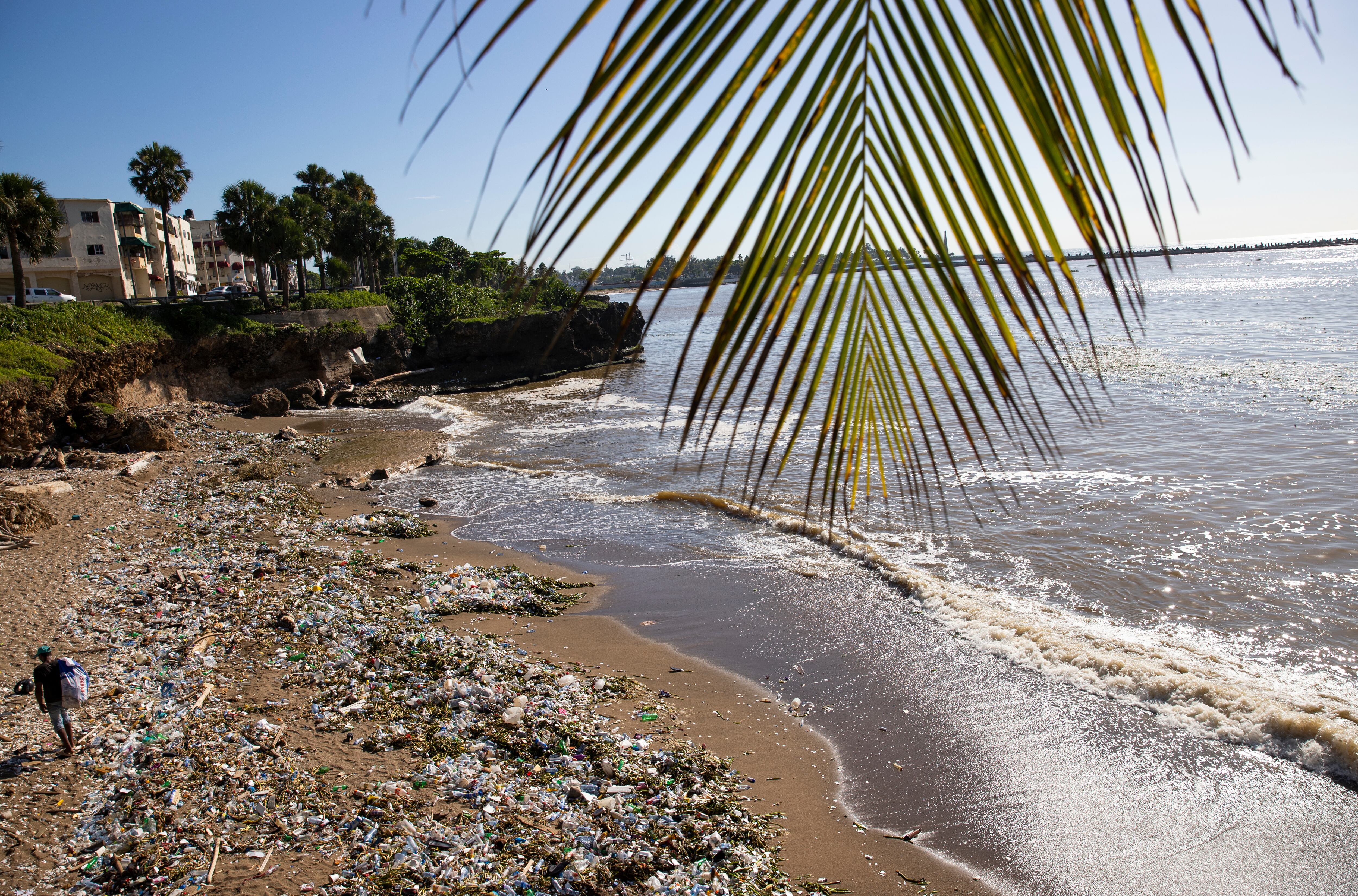 -FOTODELDÍA- AME929. SANTO DOMINGO (REPÚBLICA DOMINICANA), 03/11/2022.- Fotografía de la playa Fuerte San Gil cubierta de plásticos y basura, el 2 de noviembre en Santo Domingo (República Dominicana). La necesidad de adaptarse a los efectos de la crisis climática y conseguir financiamiento para lograr esa adaptación es prioritario para los países de América Latina que harán frente común en este sentido durante la Cumbre del Clima COP27, que se celebrará del 6 al 18 de noviembre en Egipto. EFE/ Orlando Barría
