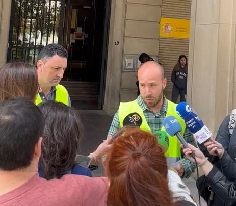 Miembros de AEGA Aragón a las puertas de la delegación del Gobierno en Zaragoza