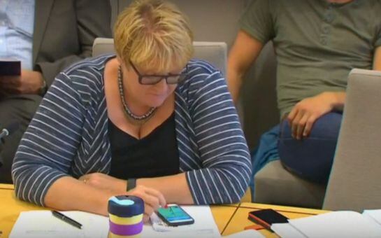 La líder del Partido Liberal noruego, Trine Skei Grande, jugando a Pokémon Go durante una sesión en el Parlamento