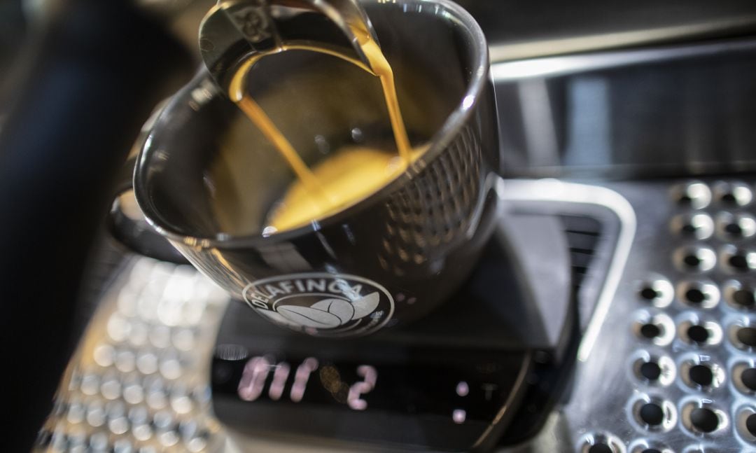 Camarero preparando una taza de espresso en La Tostaduria coffee house el 4 de febrero de 2021 en Managua, Nicaragua.