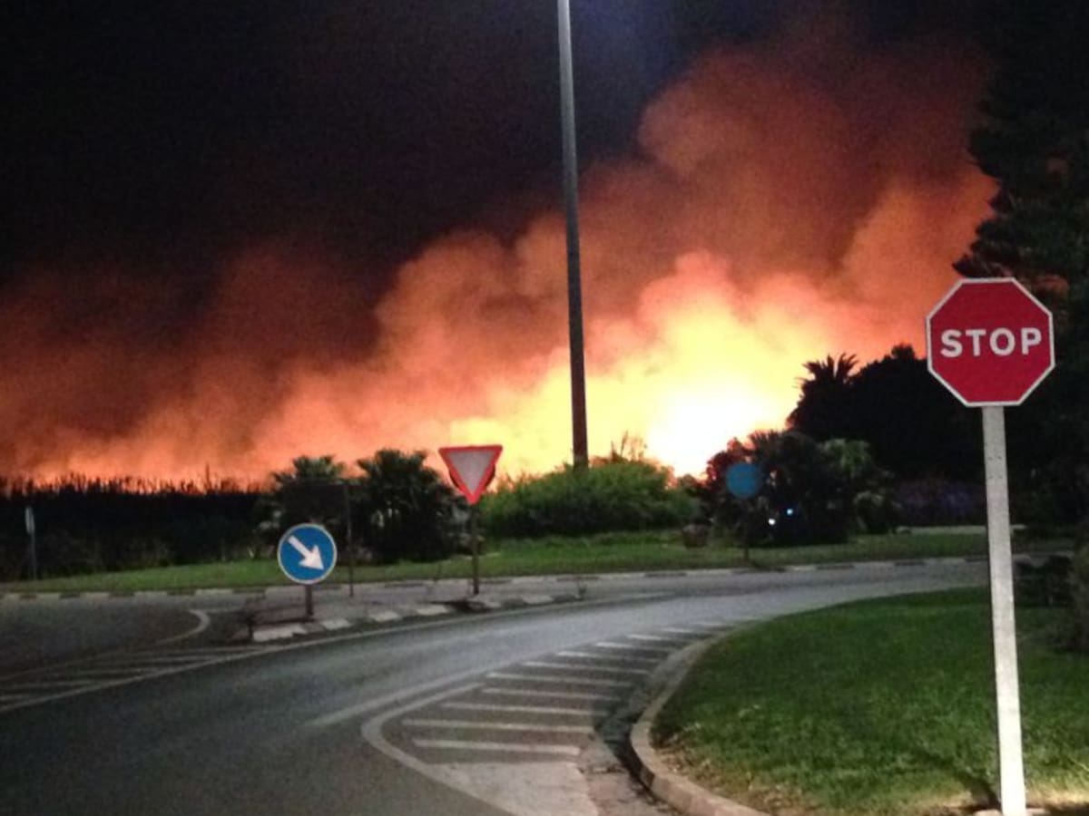 El incendio entre el marjal de Xeresa y el de Gandia está controlado pero sigue activo