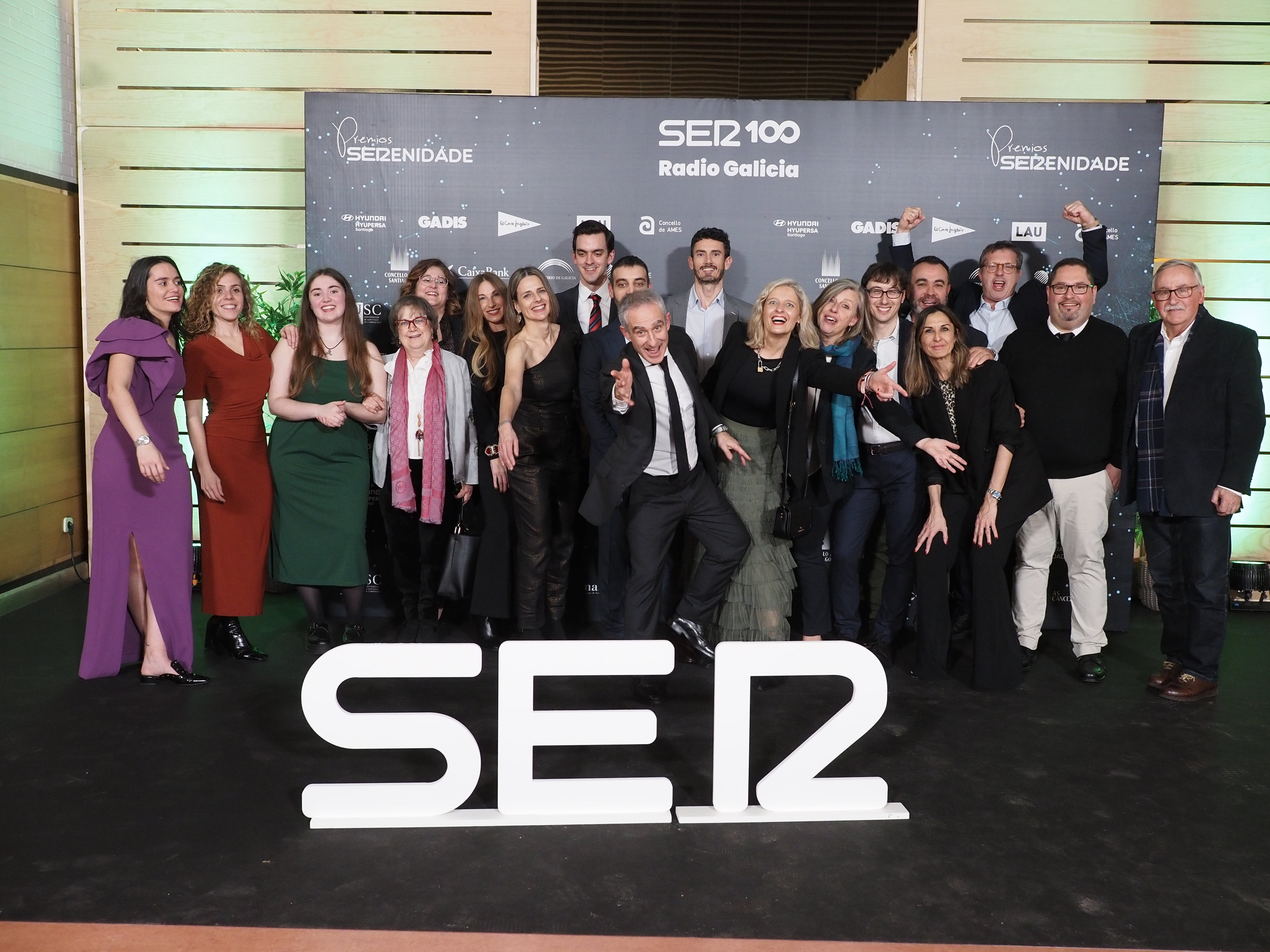 El equipo de Radio Galicia y algunos extrabajadores presentes en la entrega de los SERenidade 2024