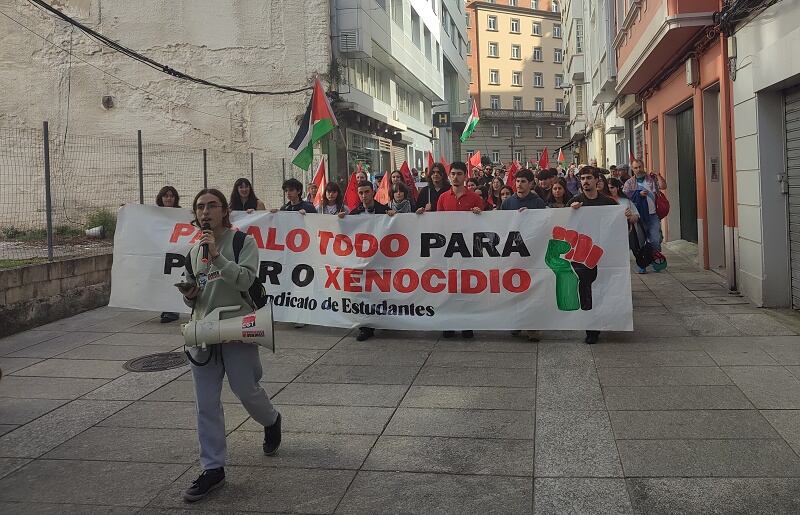 La manifestación estudiantil a su paso por la calle María en Ferrol