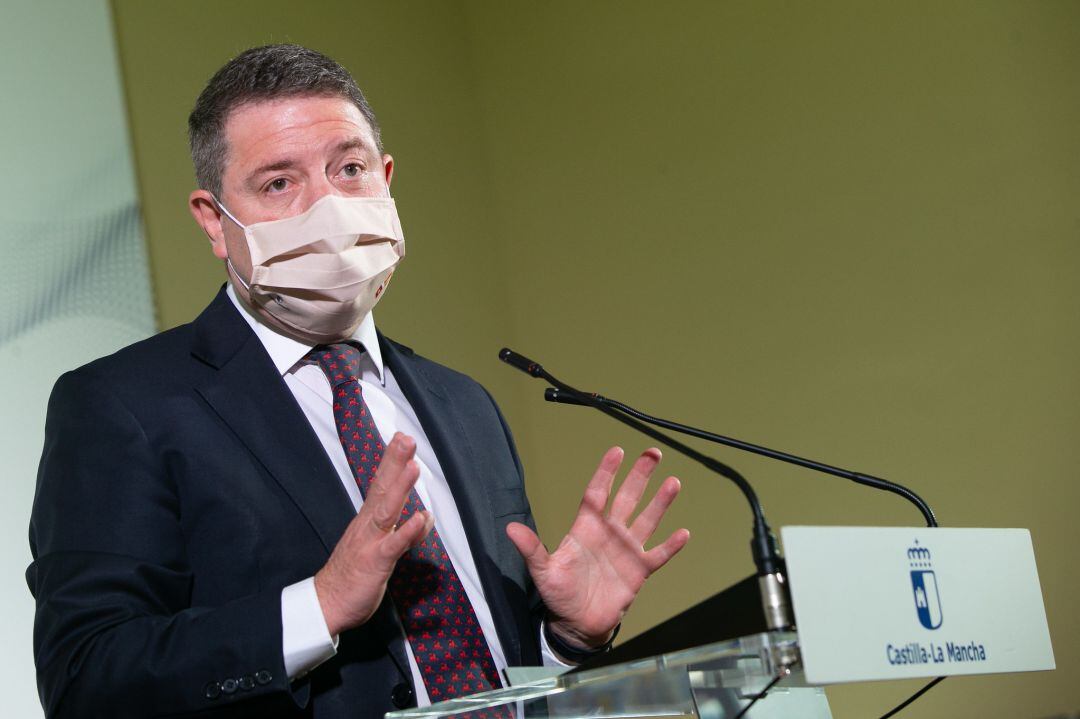 El presidente de Castilla-La Mancha, Emiliano García-Page, firma un acuerdo, con administraciones y agentes sociales, para la estrategia ‘Impulsa Guadalajara’. Fotos: A. Pérez Herrera