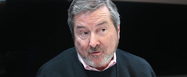 Juan José Benítez, en los estudios de la Cadena SER en la Gran Vía madrileña.