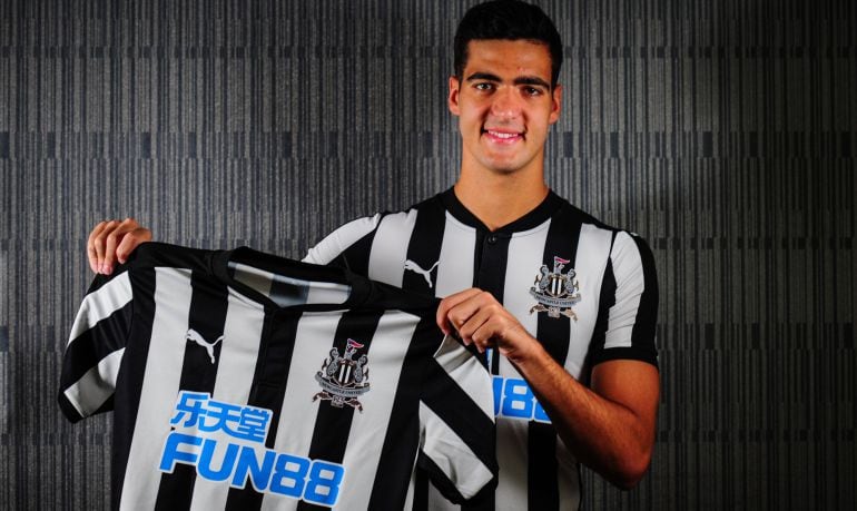 Mikel Merino posa con la camiseta del Newcastle