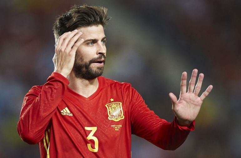 Piqué durante el partido ante Colombia