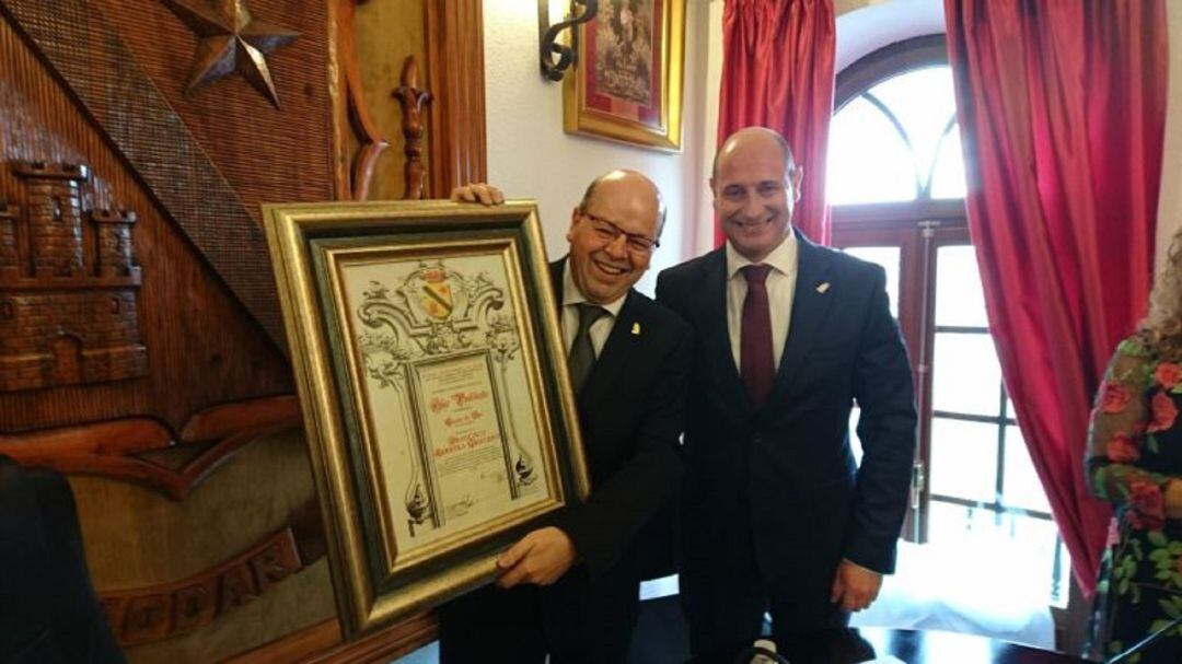 Momento en el que Francisco Herrera Triguero recibió el título de &#039;Hijo Predilecto y Escudo de Oro de la Ciudad de Jódar, en febrero de 2.018, de mano del anterior alcalde, José Luis HIdalgo