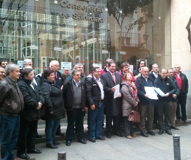 Los alcaldes de la sierra norte de Madrid posan con la carta que han entregado a la Consejería de Sanidad