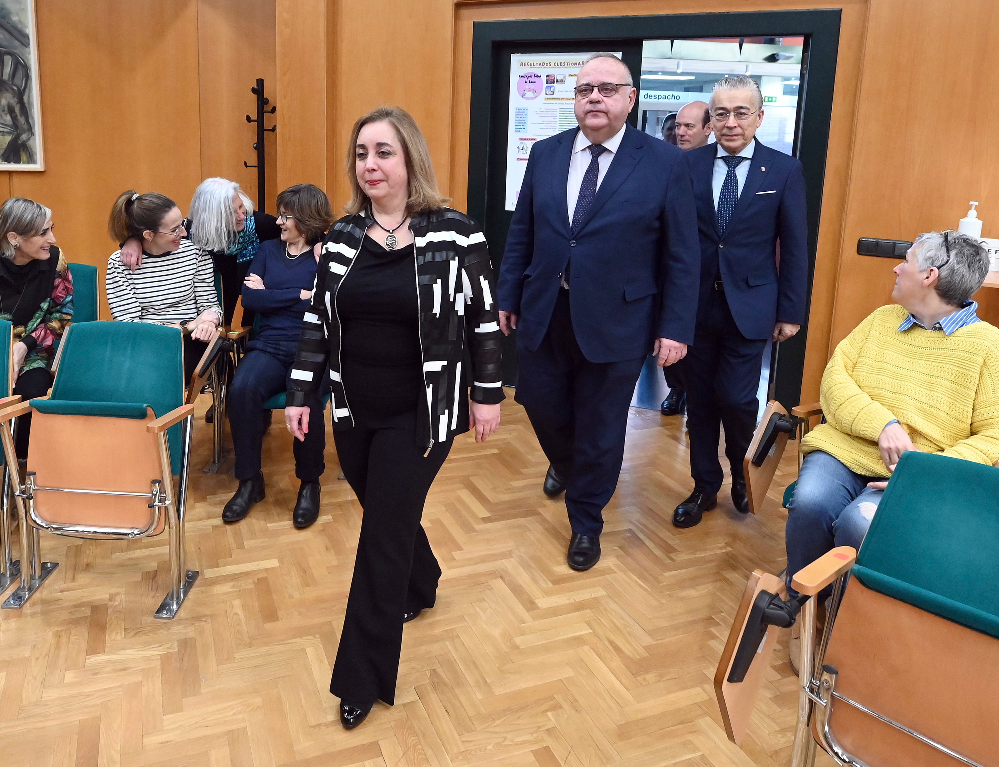 Eva Asensio en su presentación como gerente de Atención Primaria de Burgos, avanzando delante del consejero de Sanidad, Alejandro Vázquez.