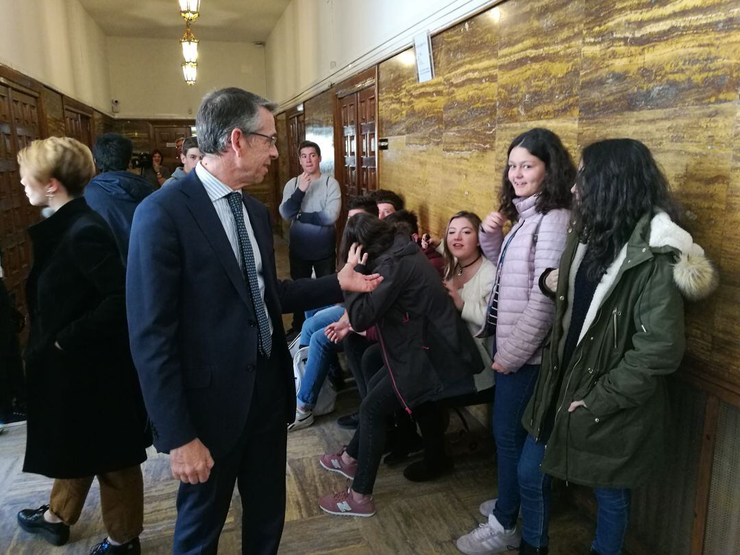 El presidente de la Audiencia Provincial conversa con los alumnos que han participado en el programa Educar en Justicia