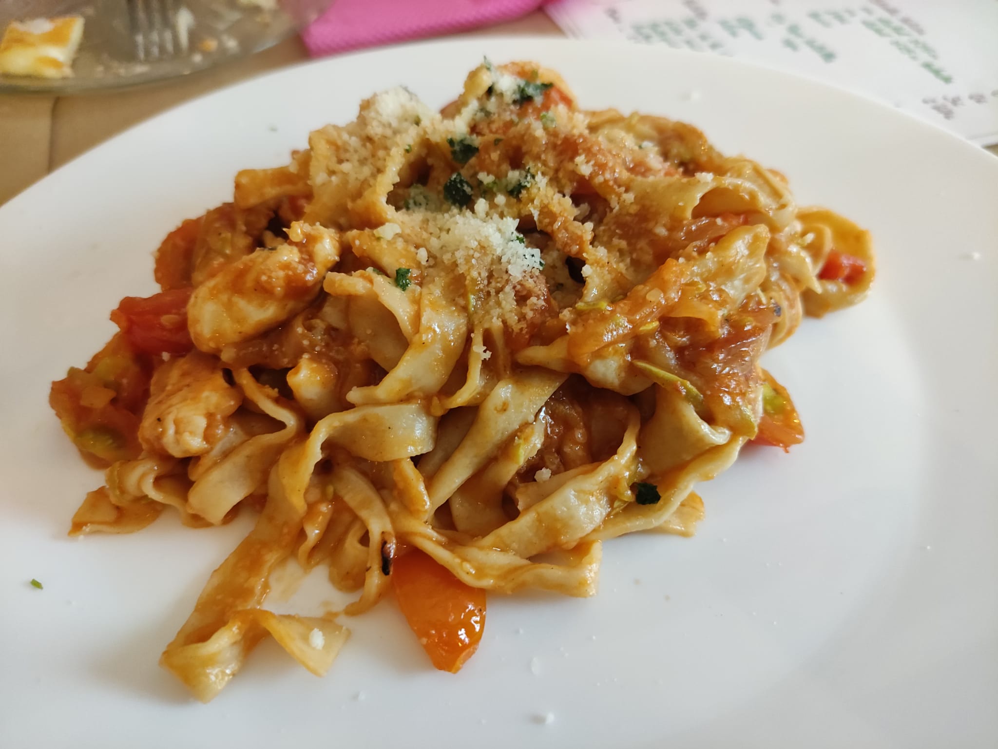 Fetuccini con pollo y calabacín