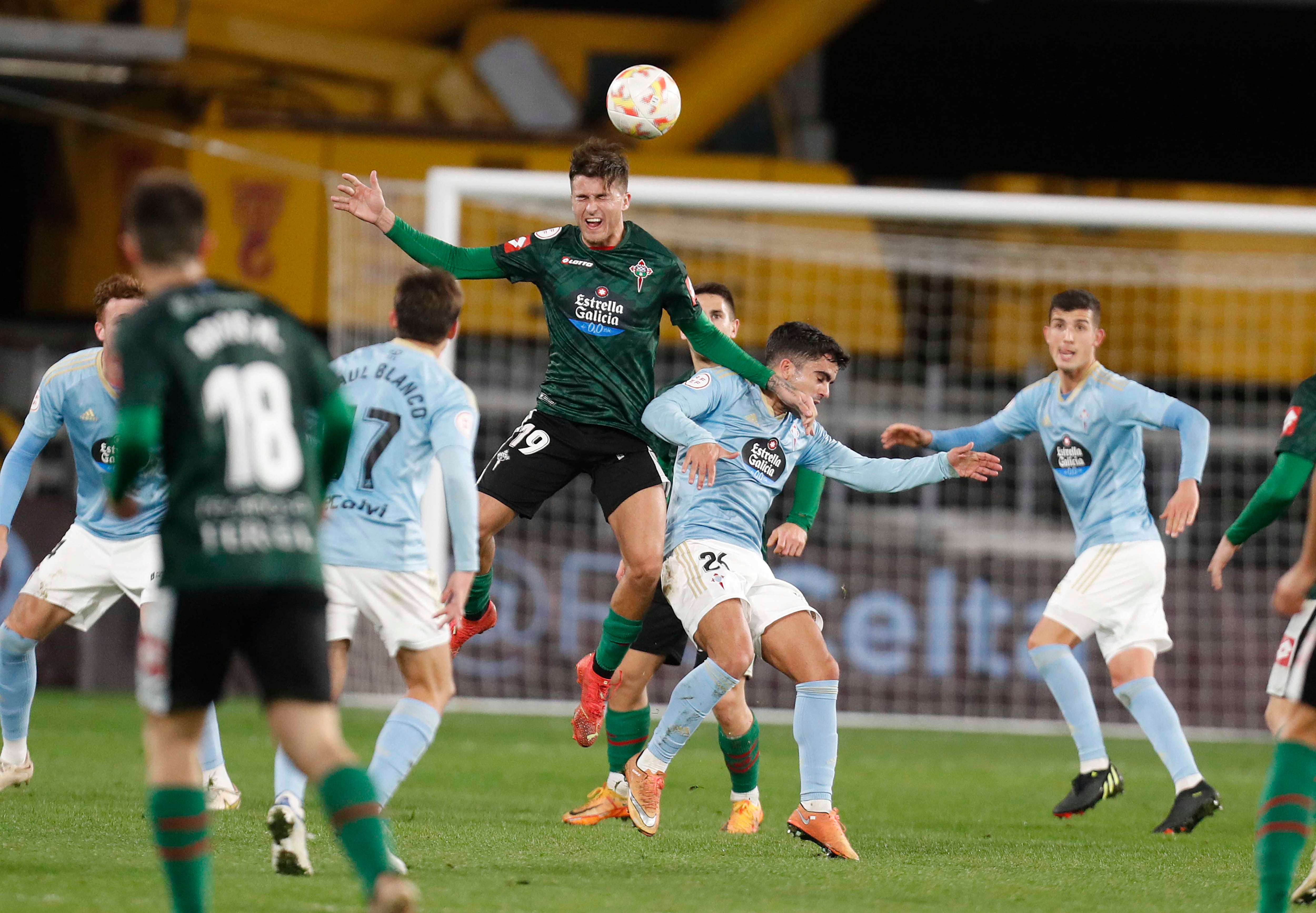 Jorge Padilla cabecea el esférico en una jugada del Celta B-Racing disputado en Balaídos (foto: Cadena SER)