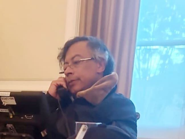 Fotografía tomada de la cuenta en X @DapreCol del Departamento Administrativo de la Presidencia de Colombia del presidente colombiano Gustavo Petro, durante una llamada con su homólogo de EE.UU. Donald Trump.