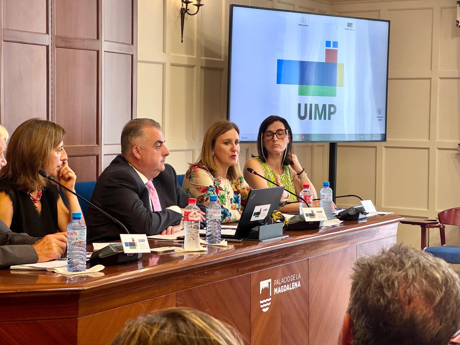 La alcaldesa de València, María José Catalá, que participa en Santander en la mesa redonda “La adaptación al cambio climático en las ciudades”, organizada por la Universidad Internacional Menéndez Pelayo