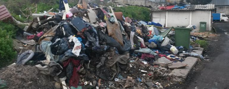 Basura acumulada en el asentamiento chabolista de la conservera Celta en A Coruña