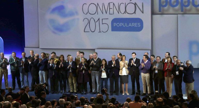 El presidente del Gobierno y del Partido Popular, Mariano Rajoy, junto al resto de participantes, al finalizar el acto de clausura de la convención nacional del PP