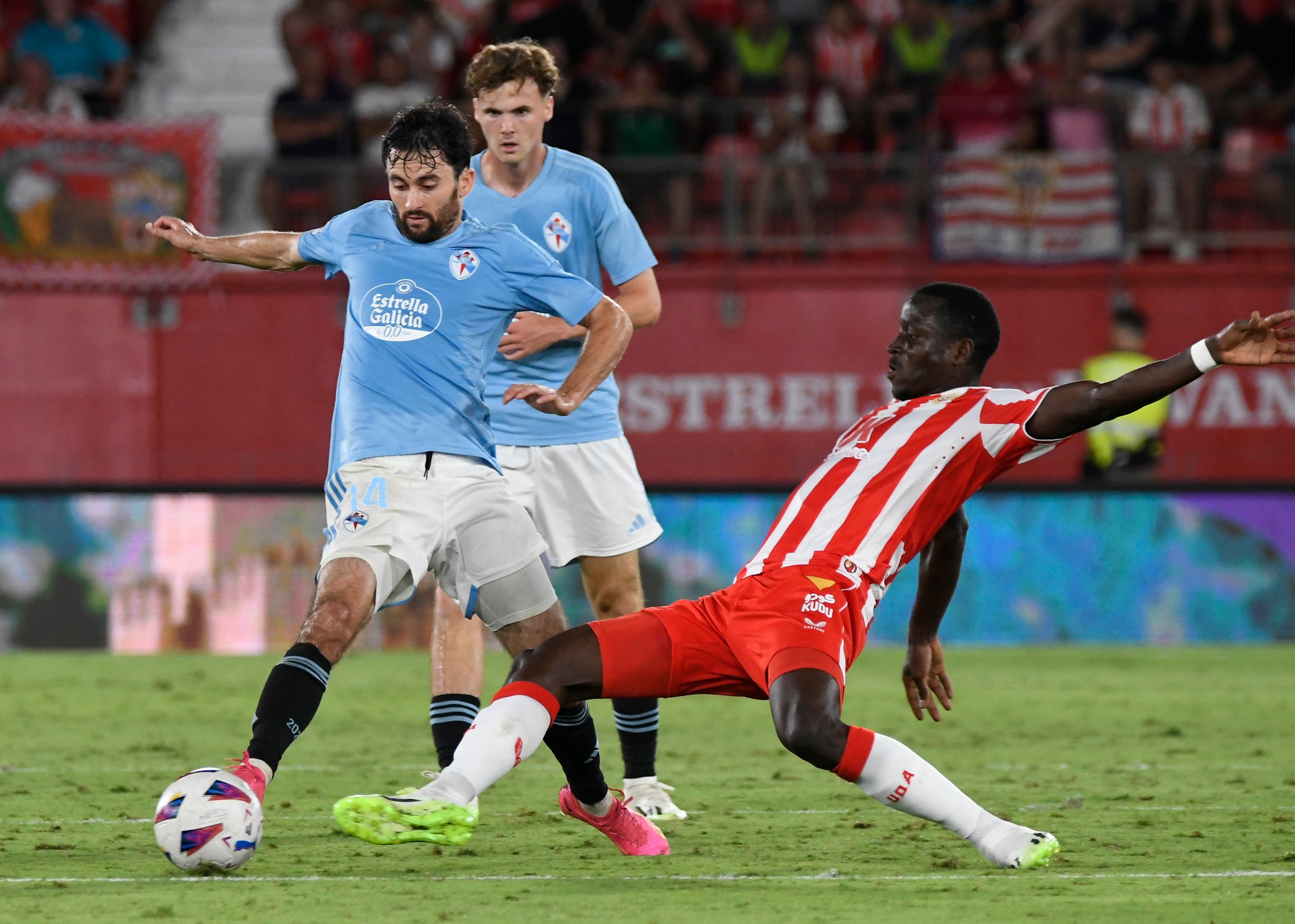 ALMERÍA, 01/09/2023.- El centrocampista estadounidense del Celta de Vigo Luca De La Torre (i) disputa un balón con el senegalés Dion Lopy (d), de la UD Almería, durante el partido de la cuarta jornada de LaLiga que UD Almería y Celta de Vigo disputan hoy viernes en el Power Horse Stadium de Almería. EFE/ Carlos Barba
