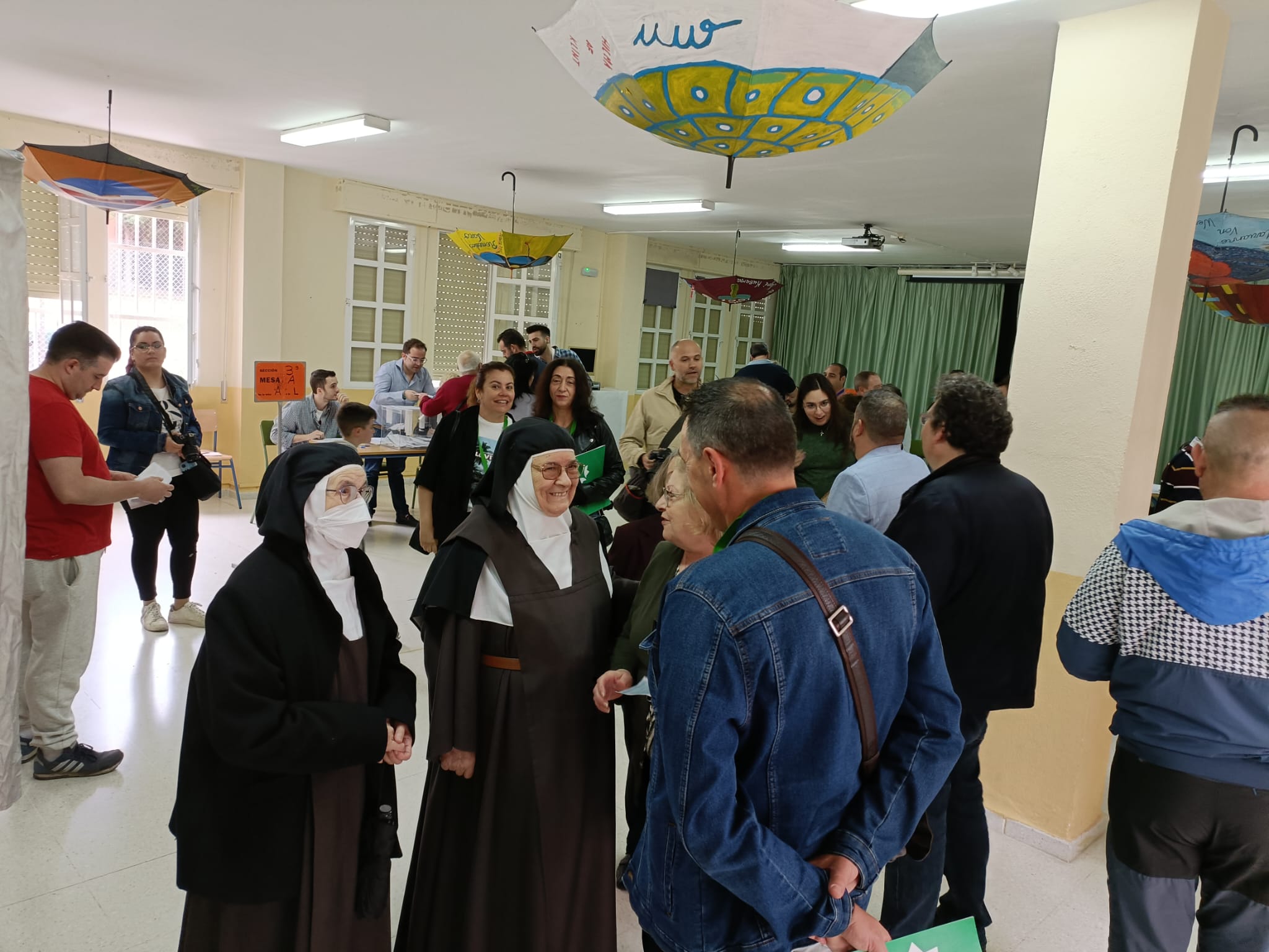 Ambiente en colegio electoral de Linares