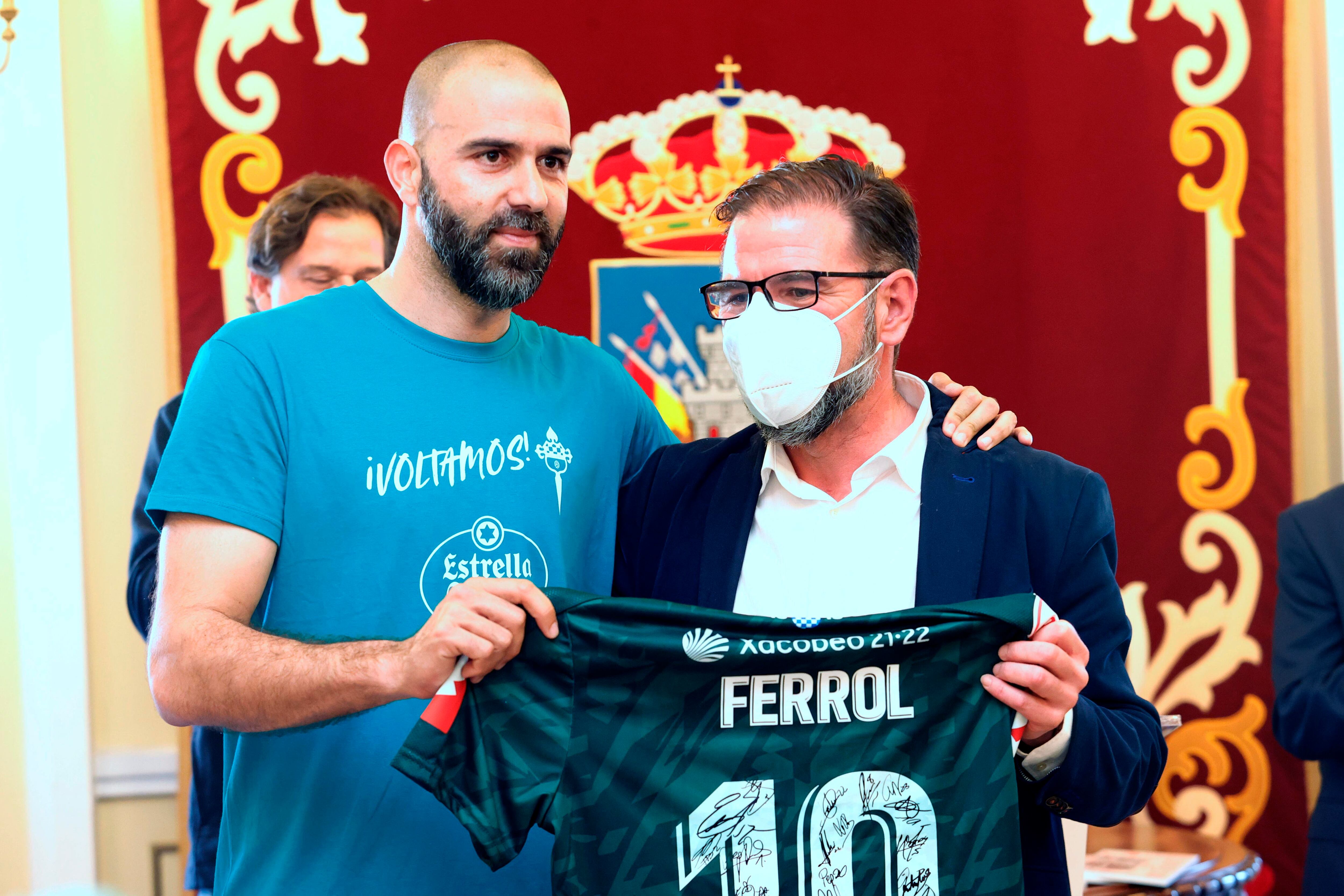 El capitán del Racing, Joselu, hace entrega de una camiseta al alcalde, Ángel Mato, durante su celebración hoy tras conseguir el ascenso a Segunda División de forma directa. EFE / Kiko Delgado.