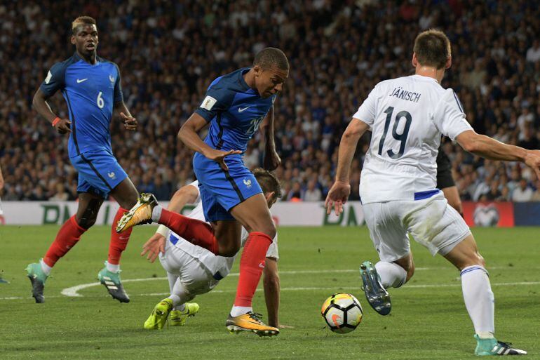 Mbappé quiere luchar el balón