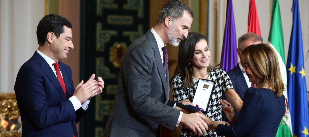 Feli Tarruella recibe la medalla de oro de manos de los reyes de España