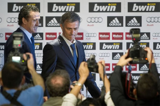 El director general del Real Madrid, Jorge Valdano, y José Mourinho, durante la presentación del portugués como entrenador del equipo blanco