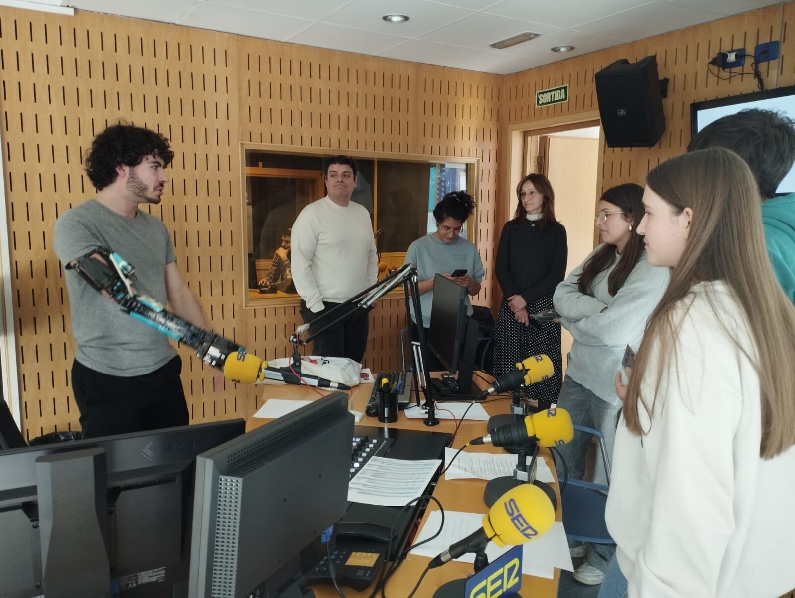 David Aguilar conegut com a "Hand Solo" amb els alumnes de segona ensenyança de l'escola andorrana d'Encamp.