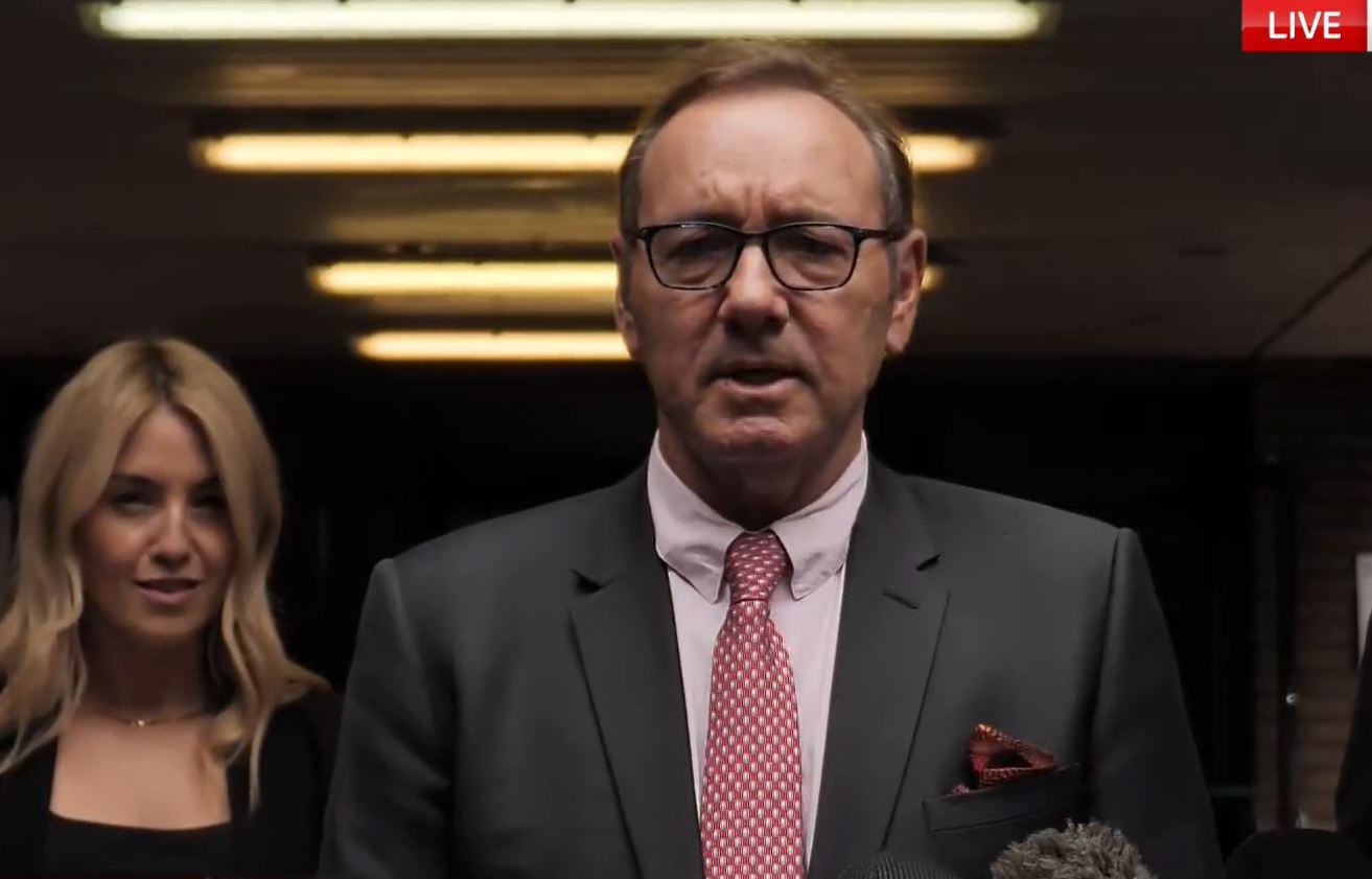 Kevin Spacey declarando ante los medios a la salida de los juzgados