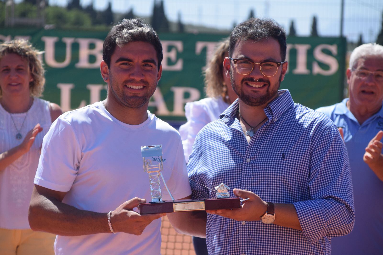 Julio César Porras con la Cabria de Plata del XXXVII Open de Tenis Ciudad de Linares.