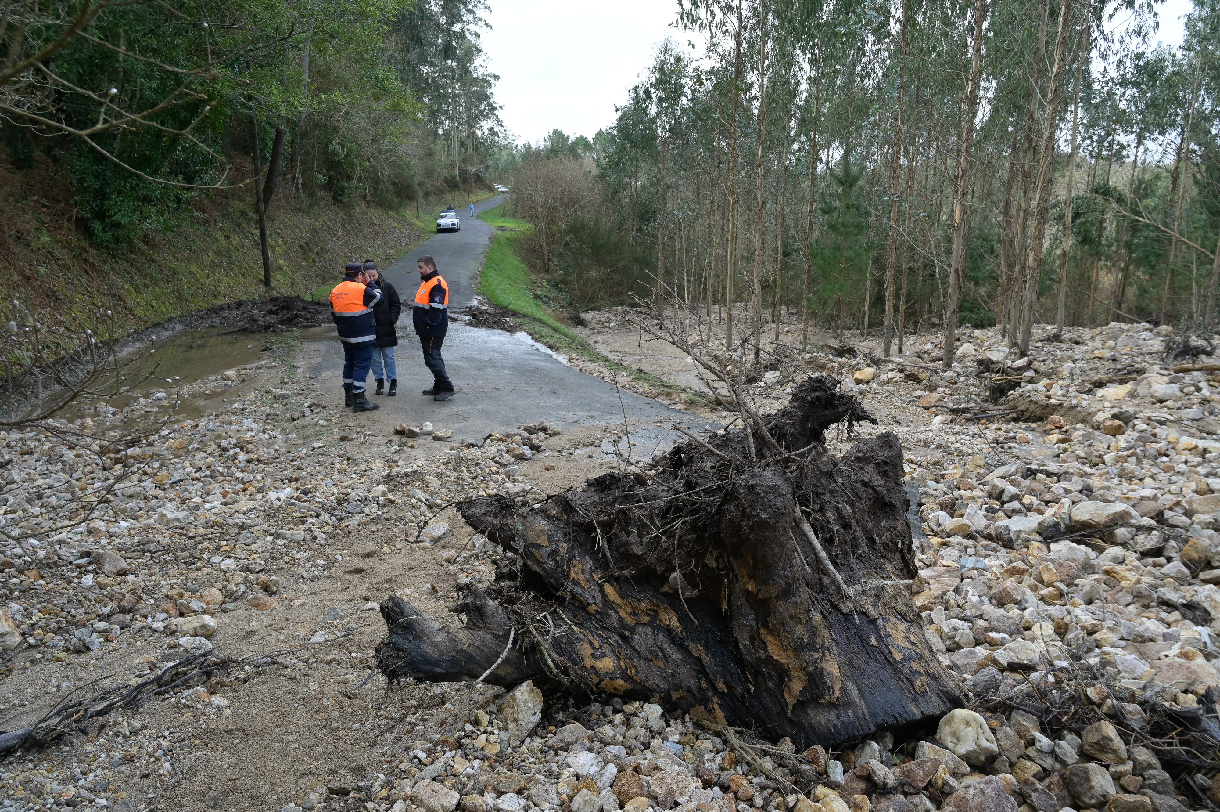 CARBALLO (A CORUÑA), 31/01/2026.- La rotura durante la madrugada de este sábado de una de las balsas de la antigua mina de Monte Neme, situada entre los ayuntamientos coruñeses de Carballo y Malpica de Bergantiños, ha provocado una grave escorrentía que ha afectado de manera mayoritaria a este último municipio. EFE/ Moncho Fuentes