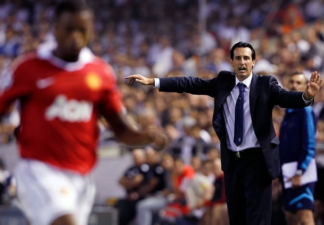 El técnico del Valencia da instrucciones a sus jugadores en el partido frente al Manchester United de la segunda jornada de la fase de grupos de la Champions