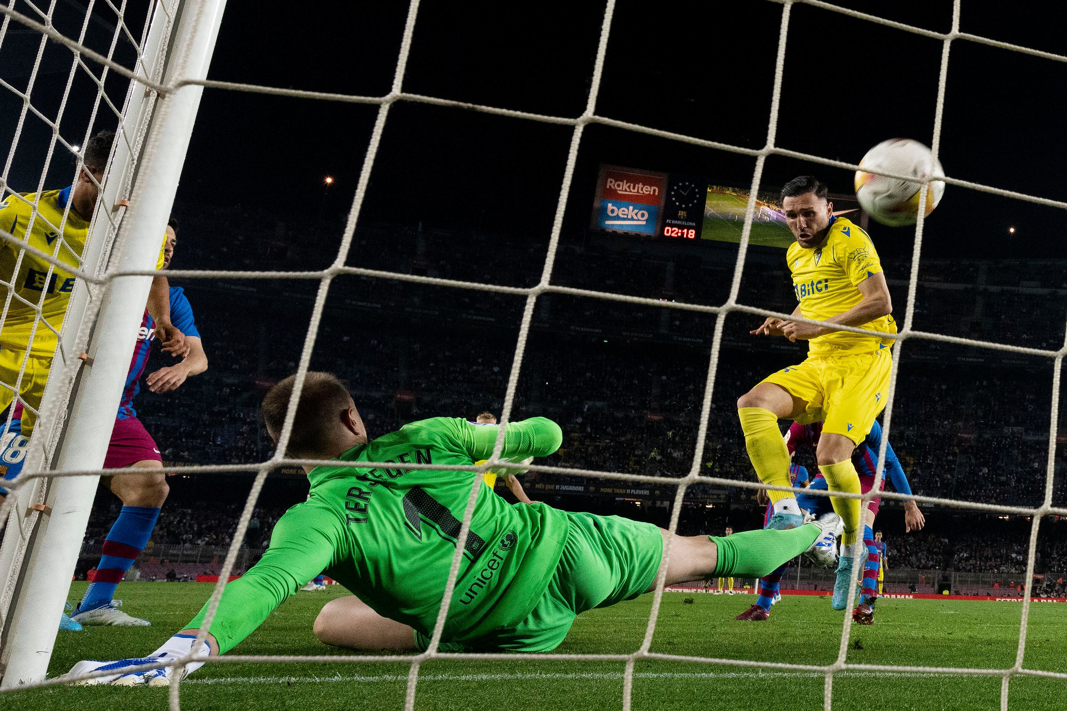 BARCELONA, 18/04/2022.- El delantero del Cádiz CF Lucas Pérez (d) dispara a puerta para conseguir el gol del equipo andaluz ante Marc-André ter Stegen (c), portero del FC Barcelona, durante el partido de la jornada 32 de Liga en Primera División que se disputa este lunes en el Camp Nou, en Barcelona. EFE/Enric Foncuberta
