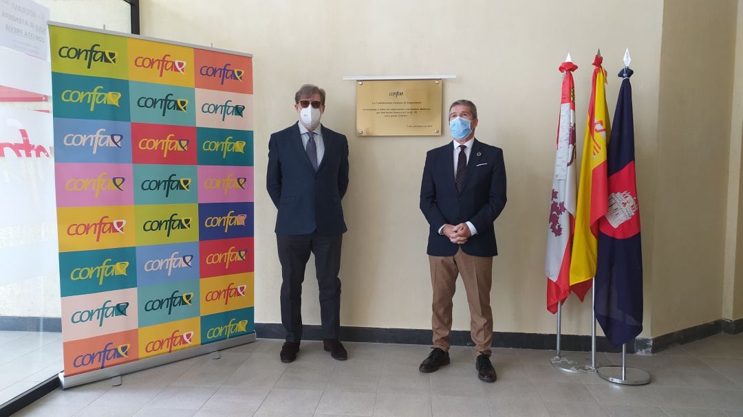 Santiago Aparicio (CEOECYL) y Juan Saborido (CONFAE) han descubierto una placa en reconocimiento al esfuerzo de los empresarios durante la pandemia