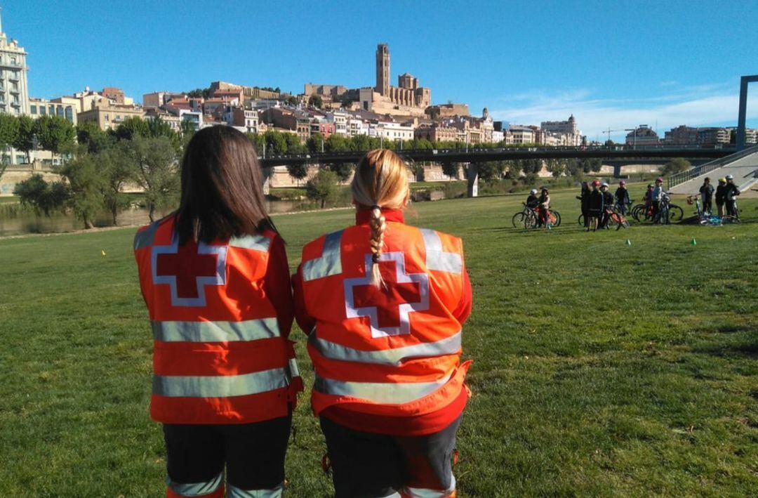 Imatge d'arxiu de dues ajudants de Creu Roja Lleida, organització que es basa en l'acollida de les persones necessitades i el voluntariat dels seus col.laboradors.