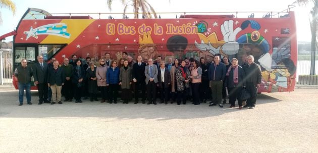 El Bus de la Ilusión de la empresa Citysightseeing también ha pasado por el acto de este mediodía