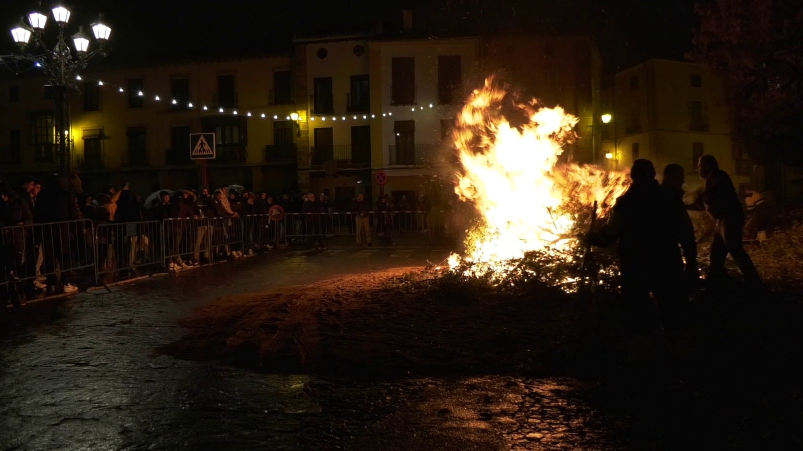 Hogueras de San Antón en la Plaza 1º de Mayo de Úbeda