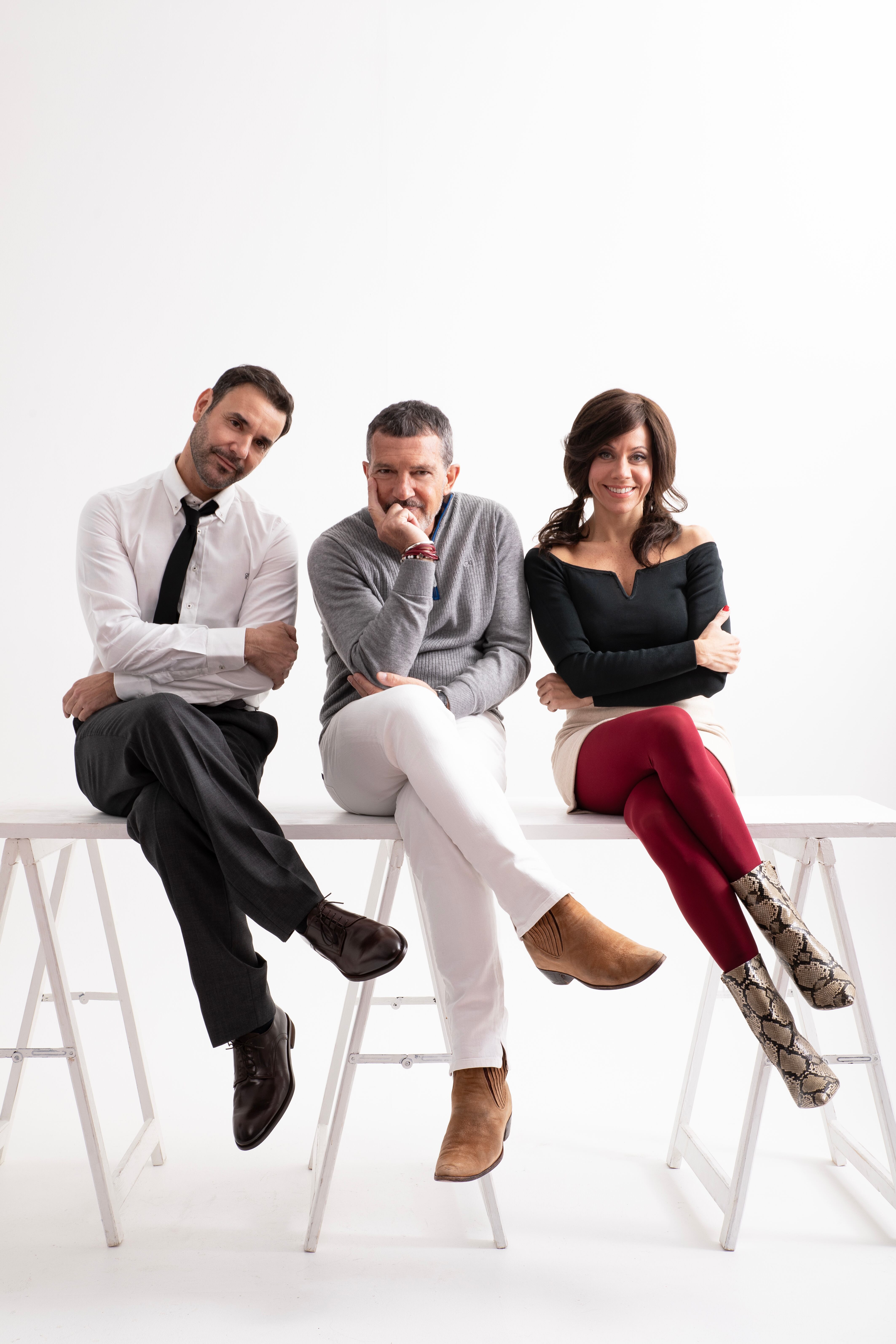 Antonio Banderas junto a los actores Miquel Fernández y María Adamuz, protagonistas de este musical