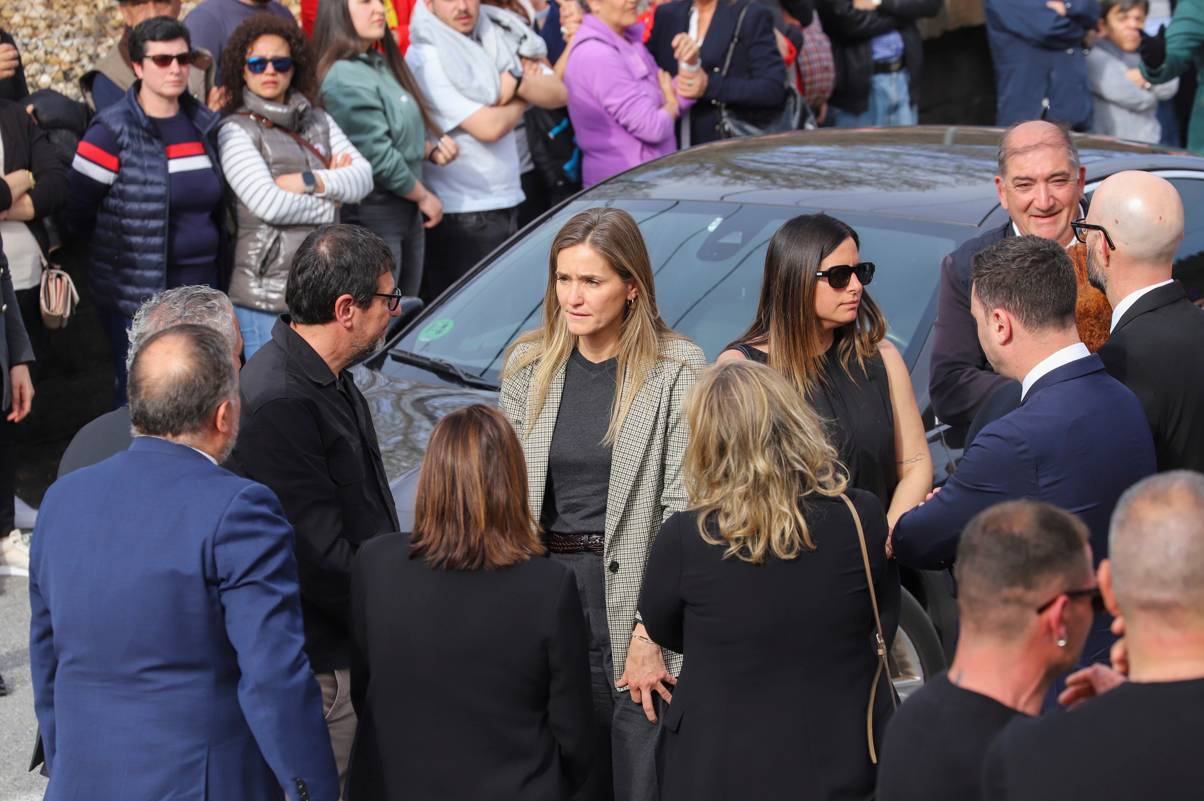 GRAF7901. TORRE DEL BIERZO (LEÓN), 01/04/2025.- La ministra para la Transición Ecológica, Sara Aagesen (c), durante el entierro de David Álvarez, uno de los mineros fallecidos, este martes en Torre del Bierzo. Castilla y León y Asturias se han teñido este martes de luto por los cinco mineros leoneses fallecidos, con banderas a media asta, minutos de silencio y muestras de pésame y cariño a familiares y amigos.EFE/ Ana F Barredo